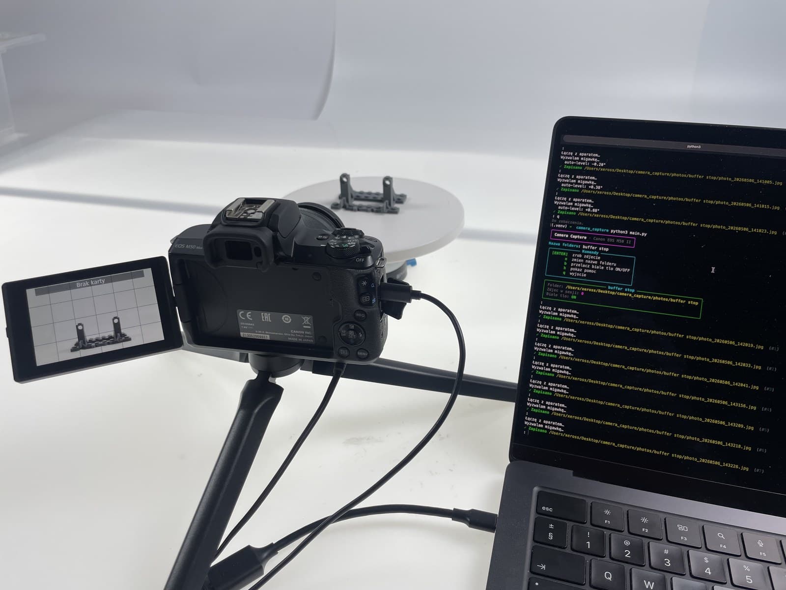 Stanowisko do zdjęć produktowych: aparat Canon na statywie i laptop z uruchomionym narzędziem